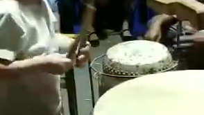 孩子敲大鼓